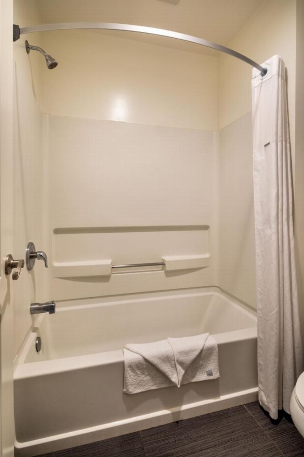 Travelodge by Wyndham LAX image 10