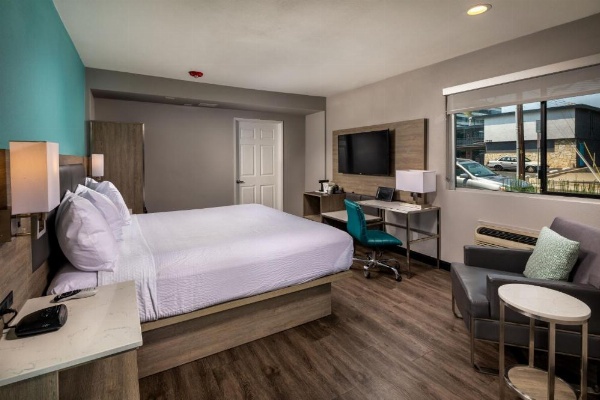 Travelodge by Wyndham LAX image 11